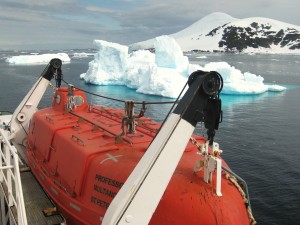 reddingsboot en ijsberg